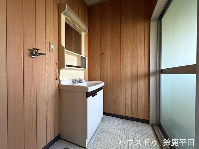 明るい照明と鏡を備えた使いやすい配置で、毎朝の身支度や手洗いをスムーズに行える洗面所です。