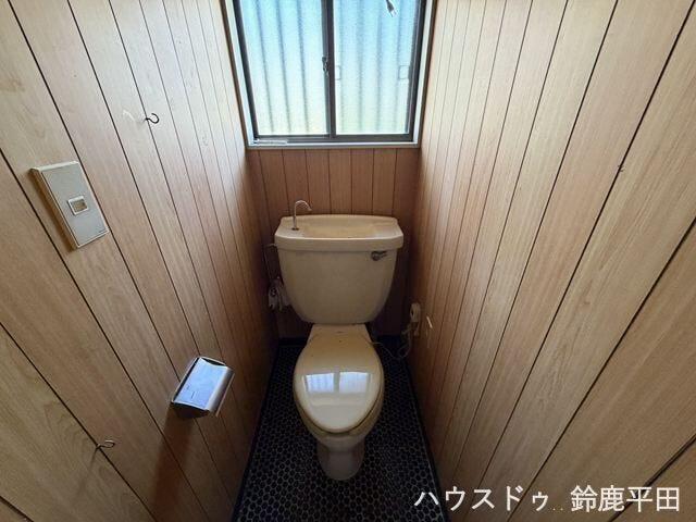 窓から自然光が入り風通しも良い清潔感のある空間で、毎日快適に使用できるトイレです。
