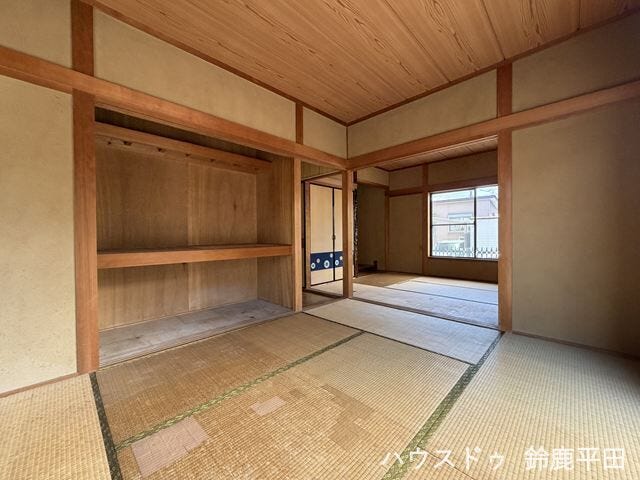 1階和室、畳でゆったり過ごせ、ふすまを開ければ隣の部屋とつなげて広く使える和室です。