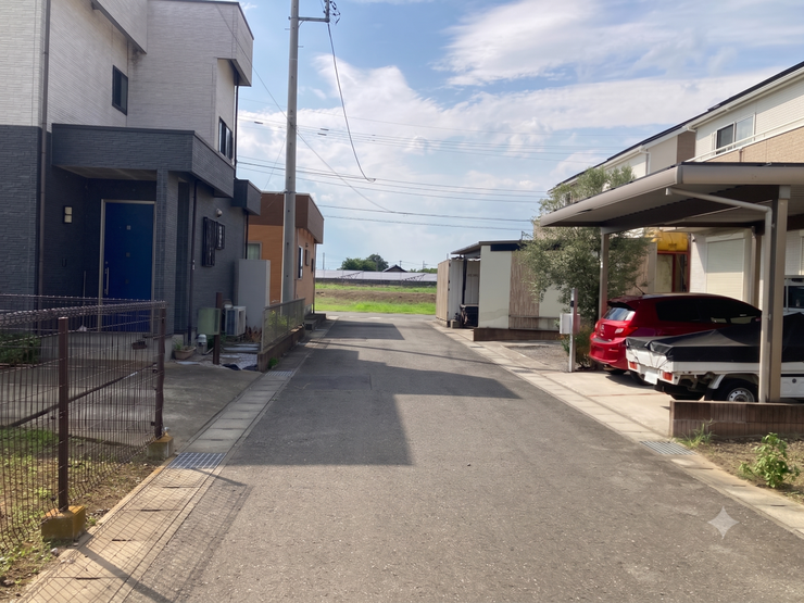 前面道路①
「前面道路が広く、お車の出し入れもスムーズ。角地ならではの開放感があり、陽当たり・風通しにも恵まれた住環境です。」