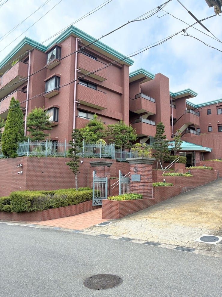 【外観】
赤レンガ調のタイル貼りが洗練された印象を与える、地上4階建ての邸宅。