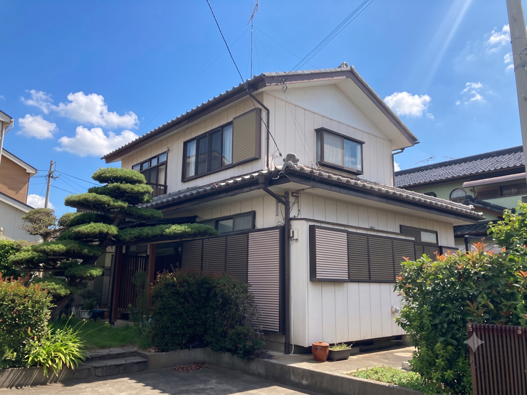 【外観】
外観
落ち着いた街並みに調和する、趣のある外観です。
ゆとりある敷地で開放感のある住まいです。