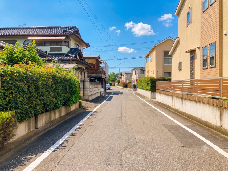 前面道路①
前面道路に面した落ち着いた住環境。車の出入りもしやすく、快適な暮らしをサポートします。