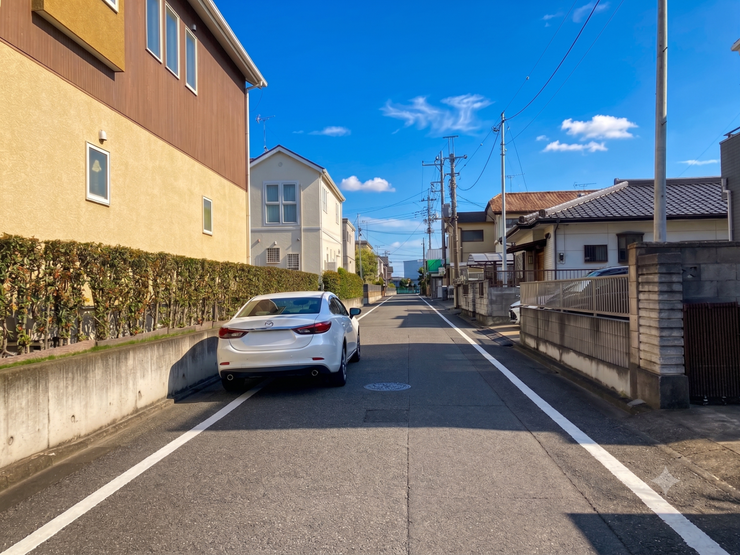 前面道路②
東側幅員約6m道路に面した間口約13mの整形感ある敷地。開放感と駐車のしやすさが魅力です。