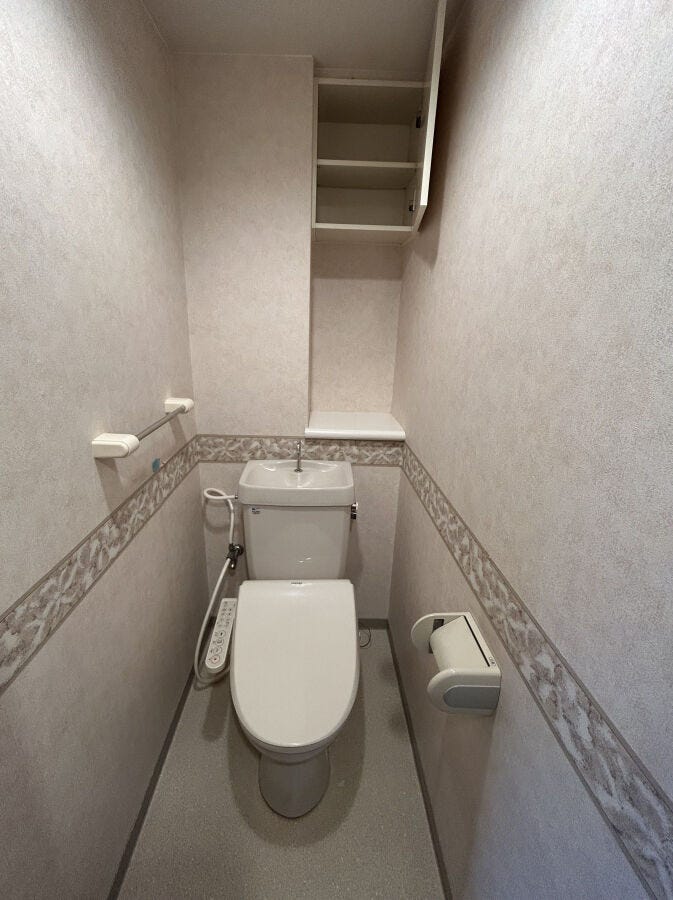 新品のトイレに入れ替えます。