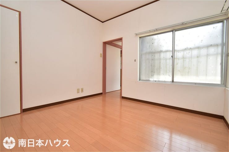 【洋室】2面に窓があり通風良好です!