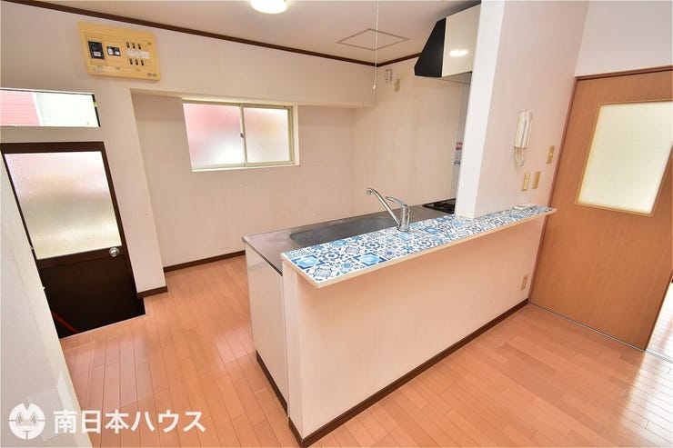 【キッチン】カウンター付きのキッチンです!勝手口もあります!