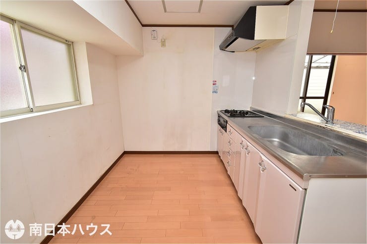 【キッチン】冷蔵庫や食器棚を設置しても余裕のある調理スペースです♪