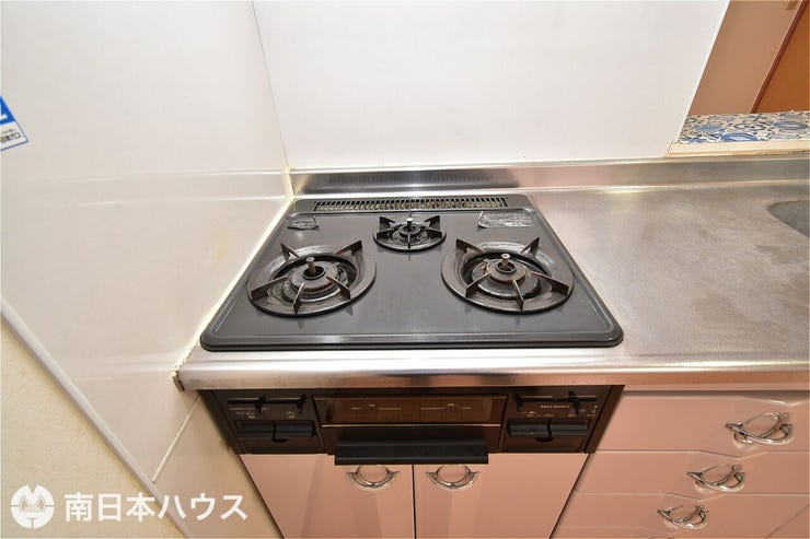 【コンロ】3口のコンロにグリル付き!火力の調整が分かりやすく、様々な調理器具を使用できます♪