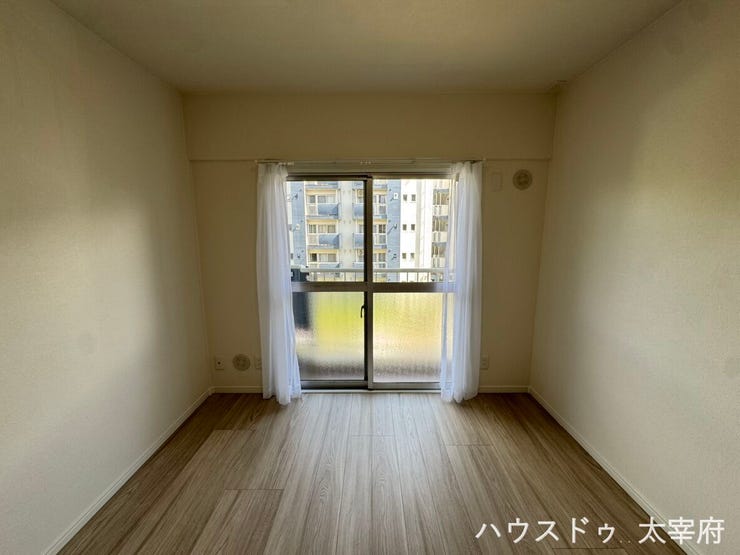 リビング隣の4.5帖の洋室。南向きのベランダから差し込む光で明るい室内です。クローゼットも設置されています。