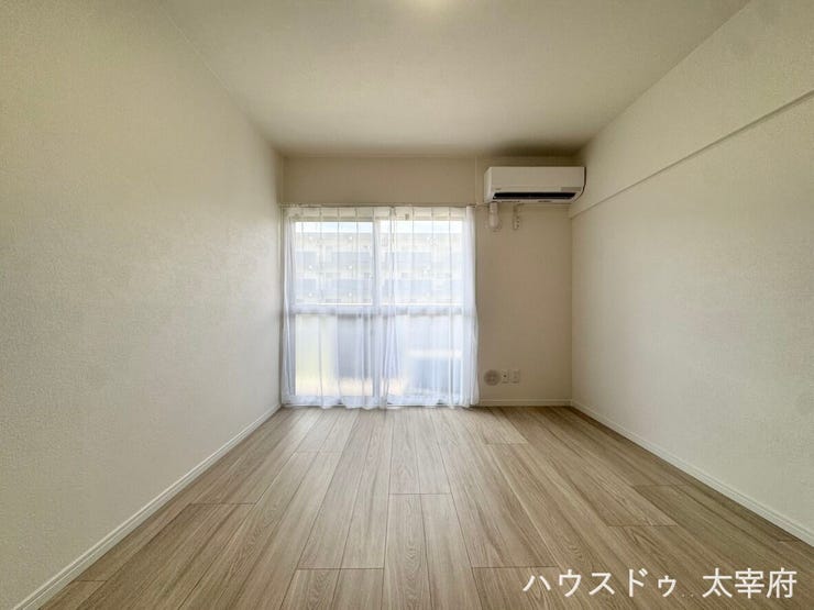 キッチン隣の6帖の洋室。白のクロスと明るい木目のフローリングであたたかな雰囲気を演出しています。
