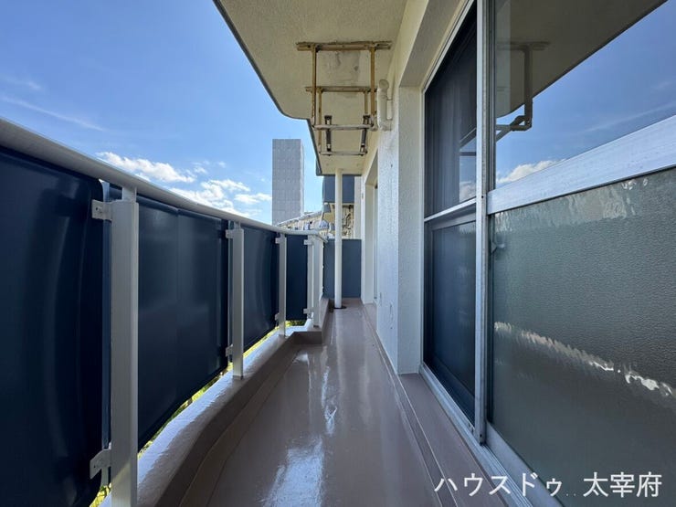 リビングと洋室に面した、南向きで日当たり良好なバルコニー。とんやタオルケットなどのサイズの大きいものも干せます。