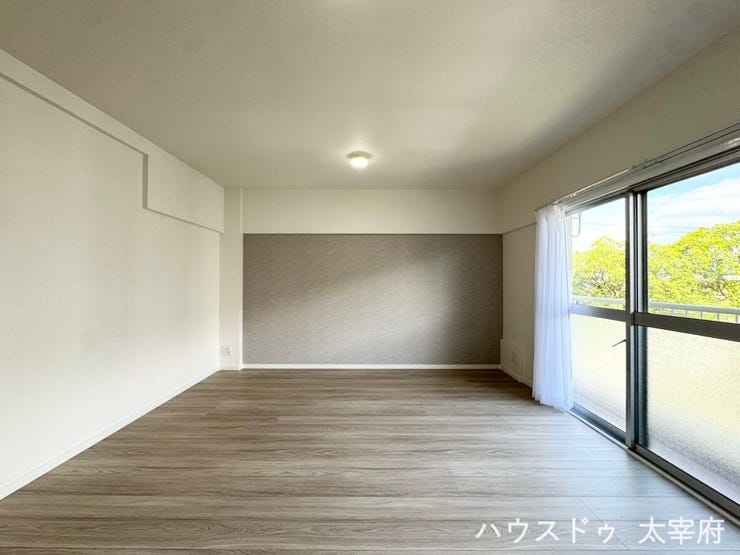 アクセントクロスで空間にメリハリとデザイン性をプラス。シンプルながらも印象に残る仕上がりで、家具やインテリアが映える、落ち着きのあるリビング空間