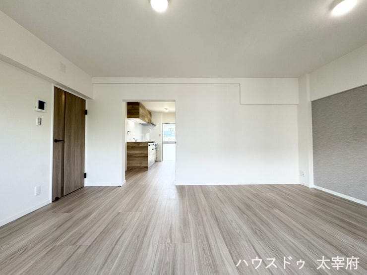 リビングは木目とホワイトを基調とした温かみのある内装。
キッチンが独立しているため、生活感が出にくい配置となっています。