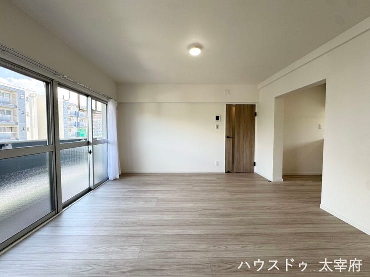 【リビング】
大きな窓からたっぷりの光が差し込む明るい15帖のLDK。白のクロスと木目調フローリングで開放感がありながらも温かみのある室内です。
