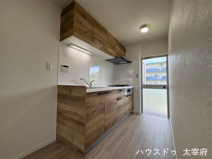 上下に収納が充実しており、調理器具や食器、食品ストックをすっきり収納できます。キッチンが独立しているため、生活感が出にくく、料理に集中しやすい配置となっています。
