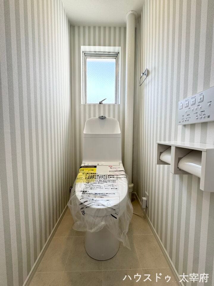 トイレはカラークロスでおしゃれで清潔な空間です。温水洗浄便座で快適&衛生的。ペーパー節約にも◎。窓付きなので換気もしやすいですね。