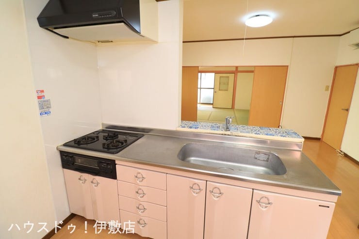 原良５丁目 中古戸建 【キッチン】
キッチンからリビング全体と隣接する和室まで見渡せます。家族と会話しながらの作業も楽しめますね。