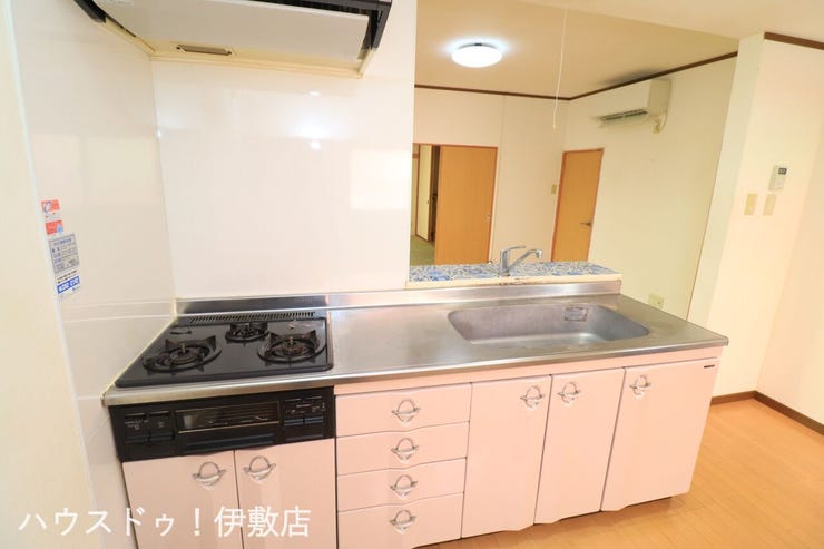 原良５丁目 中古戸建 【キッチン】
小上がりキッチンカウンターで、食事の配膳もしやすそうですね。