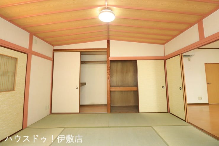 原良５丁目 中古戸建 【和室6帖】
ハンガーパイプ付きの便利な収納を備えた和室。お洋服も掛けやすく、荷物をすっきりしまって空間を広く使えます。