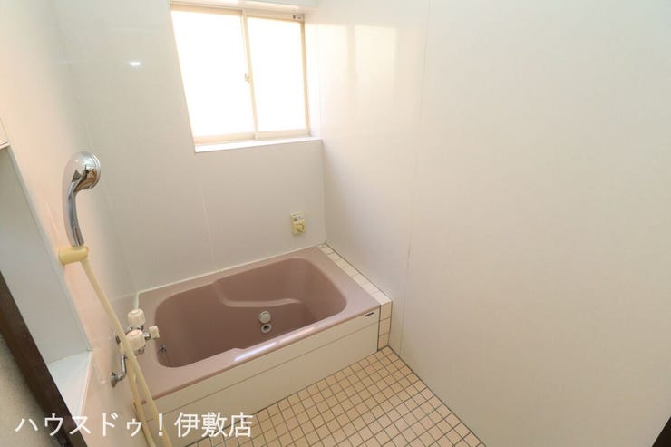 原良５丁目 中古戸建 【浴室】
窓付きの浴室ですぐに自然換気ができます