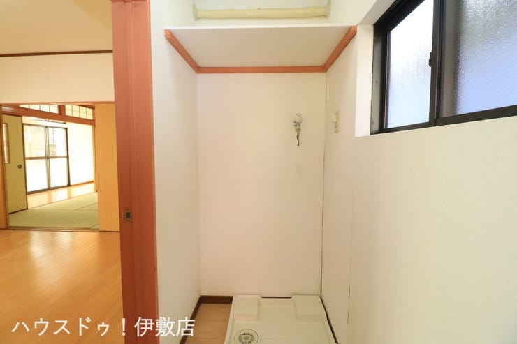 原良５丁目 中古戸建 【洗濯機置場】
室内に洗濯機置場付。安心の洗濯パン付。棚もついており、洗剤等も収納可能です
