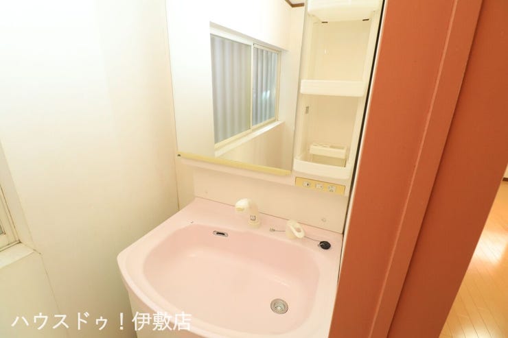 原良５丁目 中古戸建 【洗面台】
ハンドシャワー付き洗面台。広い洗面ボウルでは楽にシャンプーや手洗い洗濯ができます。