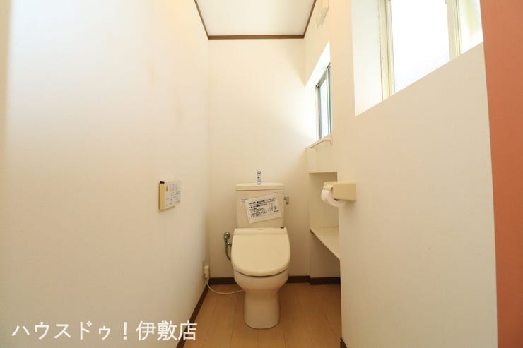 原良５丁目 中古戸建 【トイレ】
広々としたトイレ。一人になれる安らぎの場所。清潔さと静けさを両立した空間。心落ち着くひとときを過ごせる、プライベートなレストルームです。