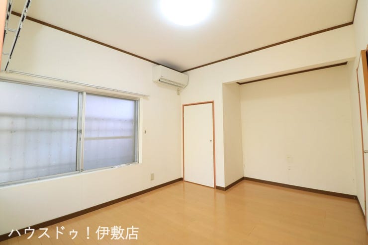 原良５丁目 中古戸建 【洋室4.5帖】
収納が2ヶ所付で収納豊富な洋室です。お部屋を広く使用できます