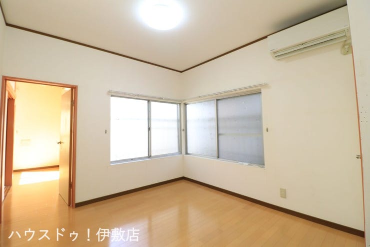 原良５丁目 中古戸建 【洋室4.5帖】
二面に窓があるため一日中安定した明るさが保てます。腰高窓なので家具の配置もしやすく模様替えも楽しめそうです。