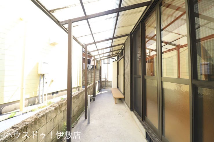 原良５丁目 中古戸建 【サンルーフ】
ゆっくりと洗濯物を干せるサンルーフ付。ちょっとしたウッドデッキ付きで腰を下ろしてくつろげます