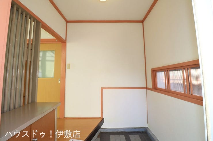 原良５丁目 中古戸建 【玄関】
窓付きの玄関で明るい玄関です