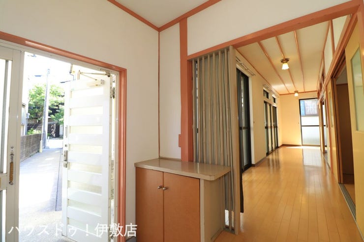 原良５丁目 中古戸建 【玄関】
光が差し込む明るい玄関。備え付けの靴箱と、目隠しにもなる趣ある竹の格子が、和の温もりを演出します。