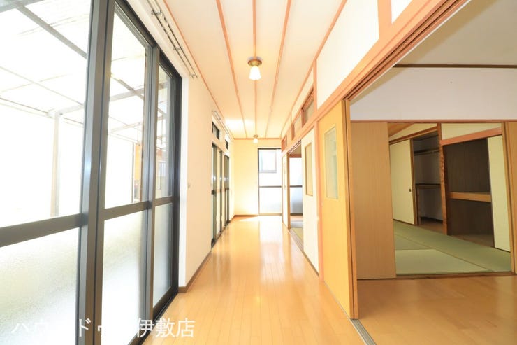 原良５丁目 中古戸建 【広縁】
大きな窓からたっぷりの陽射しが注ぐ、ゆとりある広縁。和室と続き間になっており、日向ぼっこや寛ぎのスペースとして活躍します