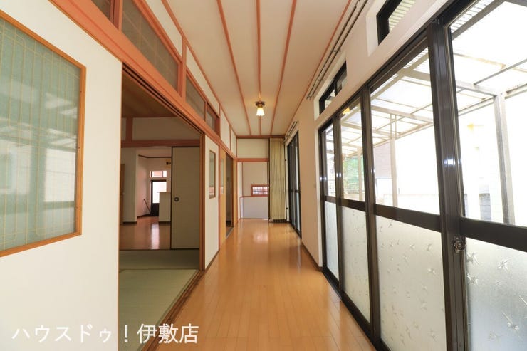 原良５丁目 中古戸建 【広縁】
自然光がたっぷり入る明るい広縁。お手入れしやすいフローリング敷きで、室内干しや読書を楽しむリラックス空間にもぴったりです