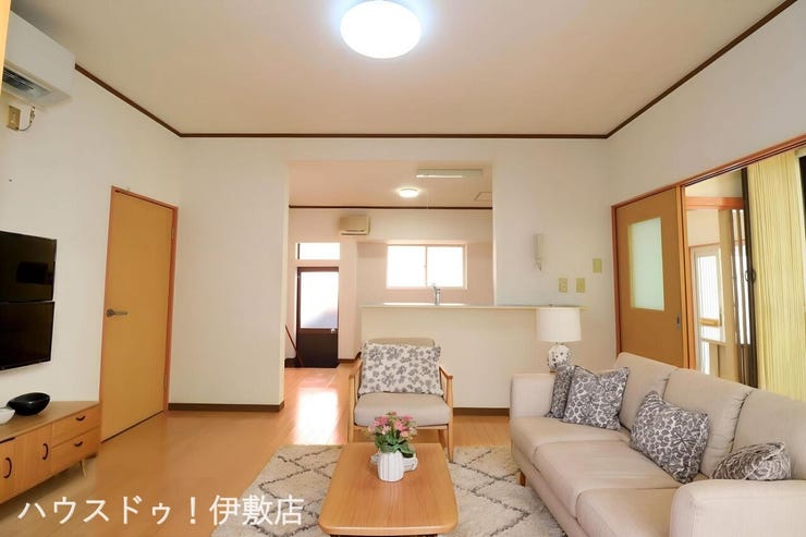 原良５丁目 中古戸建 【リビング】
白を基調とした室内で清潔感と開放感があります
※イメージにつき、家具、家電は価格に含まれません