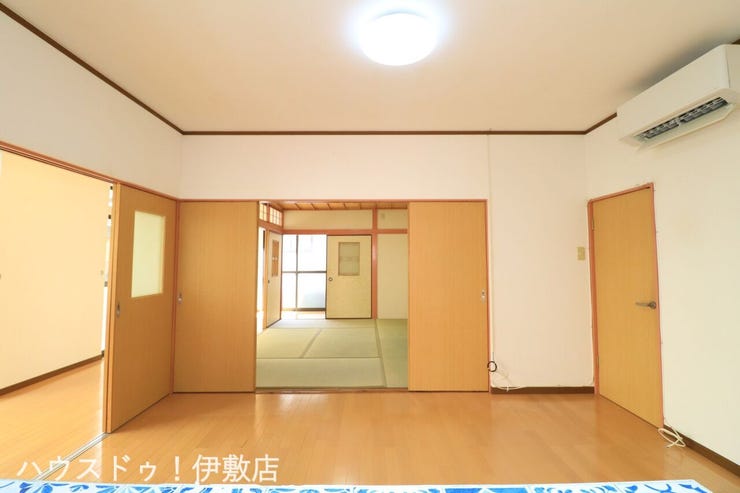 原良５丁目 中古戸建 【リビング】
家族の会話が弾む対面式キッチンを採用したリビング。お料理中も室内が見渡せ、小さなお子様がいるご家庭にもおすすめです。
※イメージにつき、家具、家電は価格に含まれません