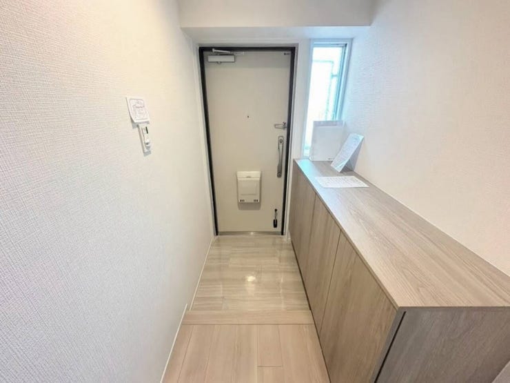 収納力のあるシューズボックスを備えており、家族全員の靴をすっきり整理整頓できます。フラットでお手入れしやすい床材やダブルロック仕様の玄関ドアなど、日常の掃除や防犯面にもしっかり配慮されています。