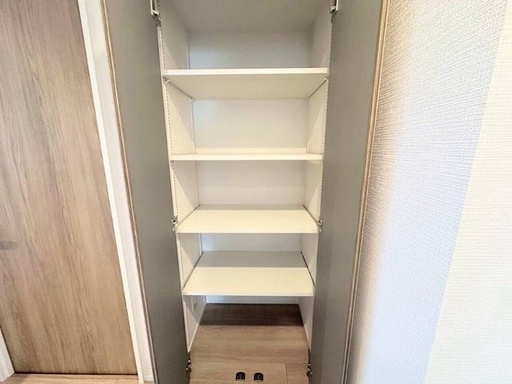 収納物の高さに合わせて棚板の調整ができる可動棚を採用。大きな掃除機から細かな救急箱や書類ファイルまで無駄なくぴったり収めることができ、用途に応じたフレキシブルな整理整頓を可能にする高機能な設備です。