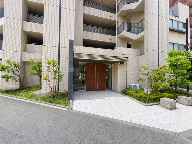 外と内をつなぐエントランスは、まさに顔となる場所。格調高い雰囲気を漂わせて上質な空間を作り出します。
【エンブレム】スタイリッシュなデザイン。お洒落なマンションは入り口から。