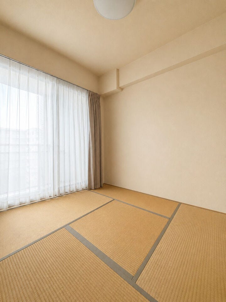 リビングのとなりには和室がございます。客間としてもお子様のお昼寝場所としてもあると何かと便利です。
