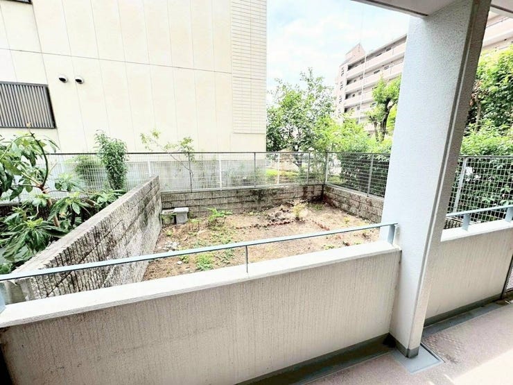 しっかりとしたコンクリート壁とフェンスで囲まれた専用庭付きの1階住戸構造です。視界が外へゆるやかに抜けるため、室内にいるときにも開放的な気分を味わえます。