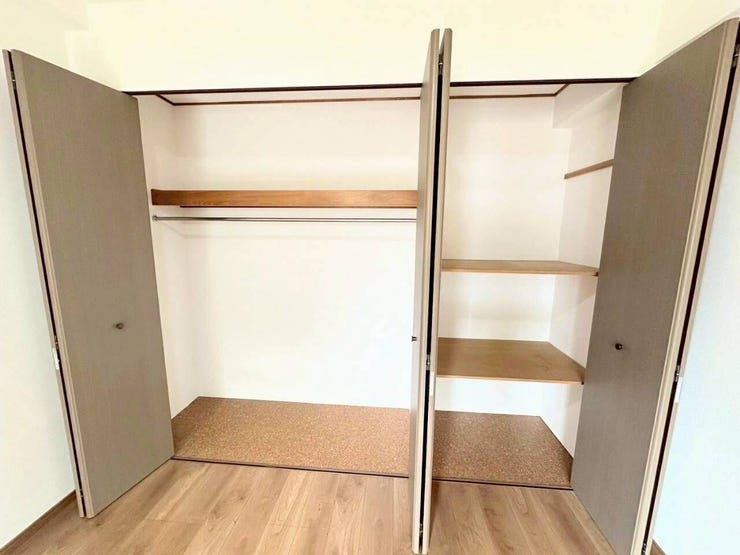 服と小物を同じ場所にまとめて収納できるため、持ち物を一目で把握しやすくなります。探す手間が省けることで動線が短縮され、慌ただしい朝の身支度やコーディネートも効率よく行えます。