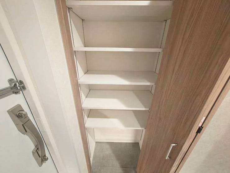 散らかりがちな玄関周りの小物を扉の中にすべて隠せるため、いつでも生活感を抑えた綺麗な玄関をキープ。