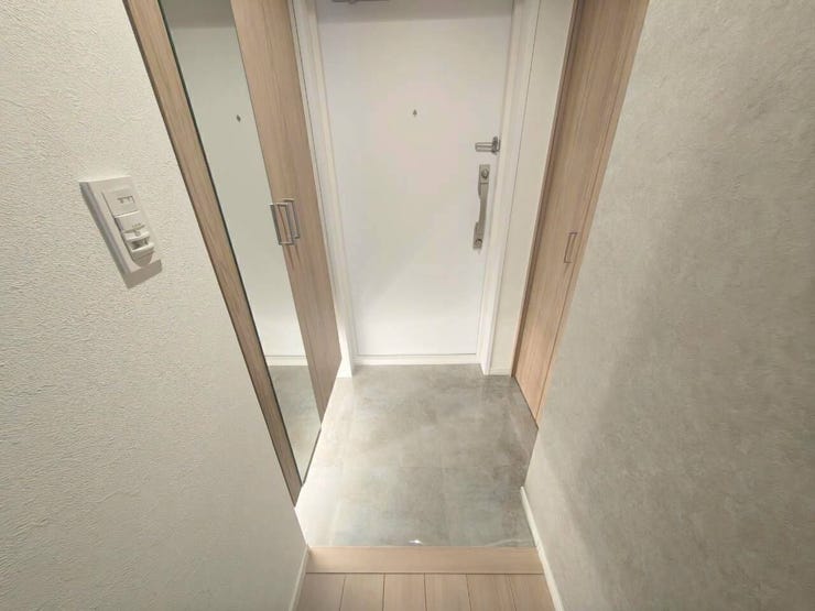 お出かけ前の身だしなみチェックがスムーズにできる、姿見付きのシューズボックスを完備。天井近くまで高さのある大容量の収納構造で、家族全員の靴をすっきりと収められる機能的な玄関です。