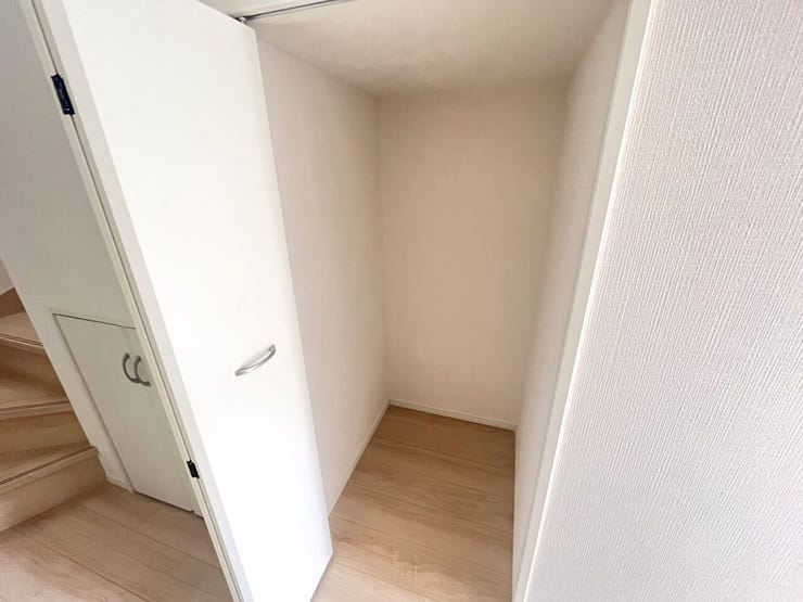 廊下にも収納があります