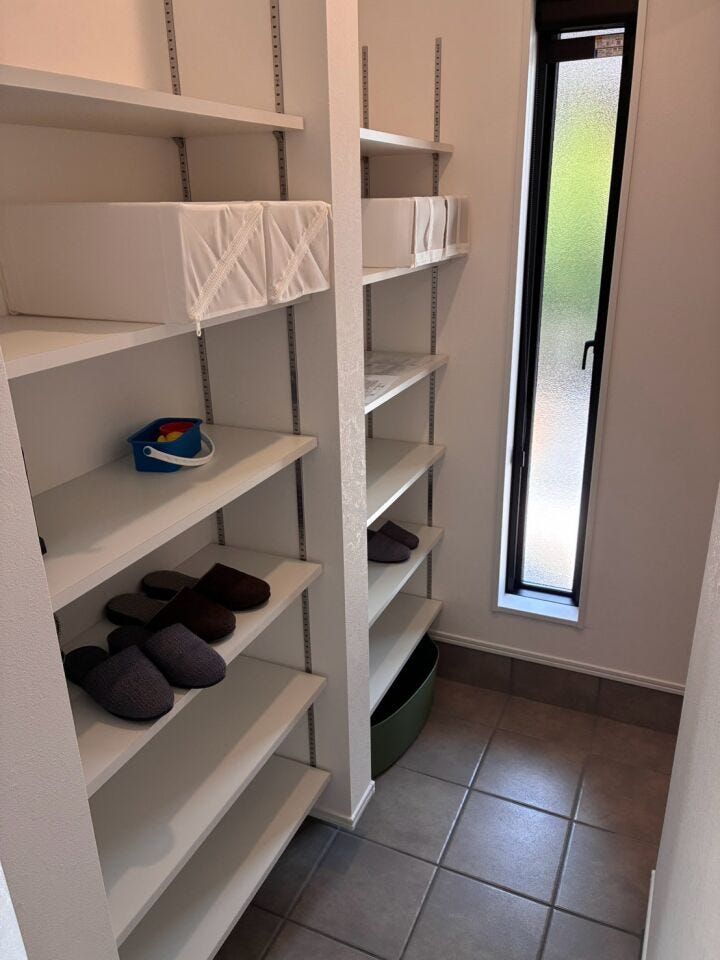 SICが付いており、ご家族分の靴を収納できます!お子様の遊び道具やベビーカーも置いておけるのは嬉しいポイント♪すっきり片付いた玄関をキープできますね♪