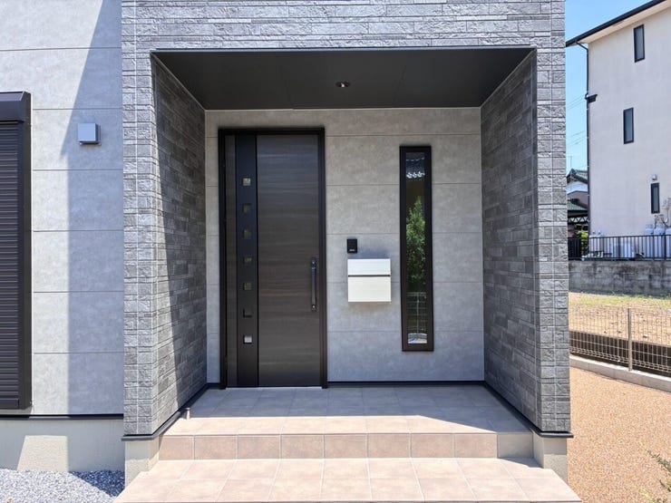 屋根付きで雨の日も扉の開け閉めの際に濡れにくいです!鍵を探している間にびしょ濡れなんてこともないですね♪