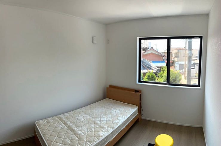 【中央5.2帖洋室】
お子様のお部屋にいかがでしょうか?机とベッドを置き、荷物は収納へ全て納めることで無駄なくお使いできます♪