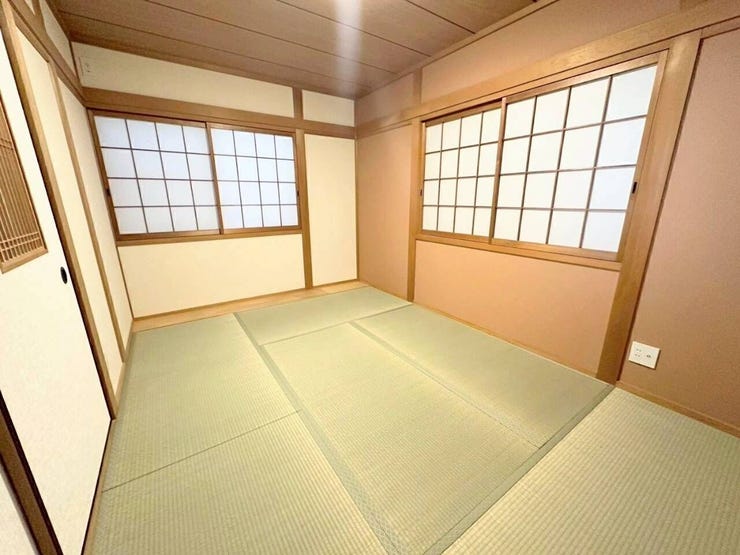 2面に配された障子窓から、柔らかい自然光が畳いっぱいに広がる居心地の良い空間。お昼寝やくつろぎのスペースとしてはもちろん、障子を通した穏やかな光の中で、書斎や寝室としても静かに過ごせます。
